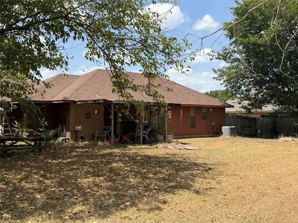 116 Crest Brook Drive, Red Oak, TX 75154