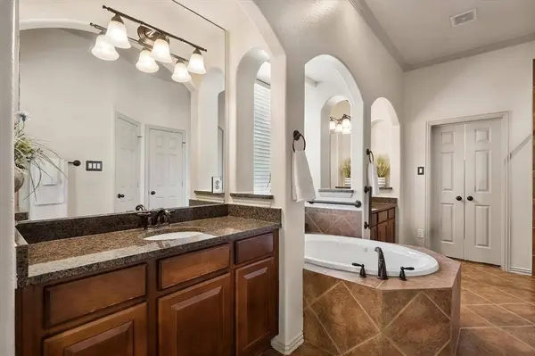1100 Starleaf Drive, Mansfield, TX 76063