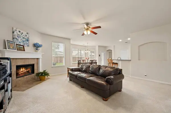 302 Garden Path Lane, Mansfield, TX 76063