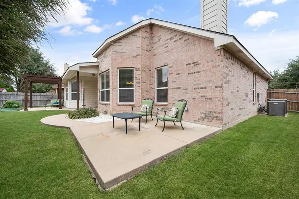 302 Garden Path Lane, Mansfield, TX 76063