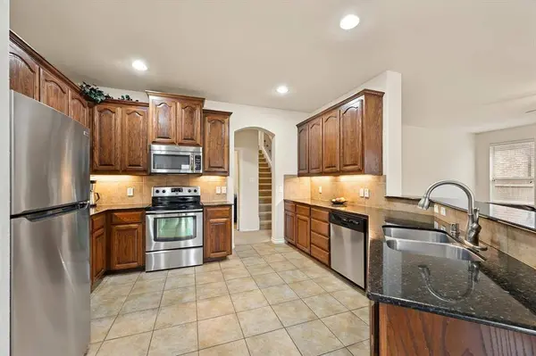 302 Garden Path Lane, Mansfield, TX 76063