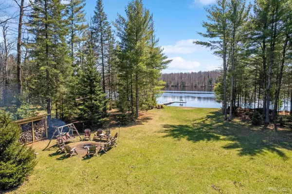 W10095 Miscauno Island Lane, Daggett, MI 49821