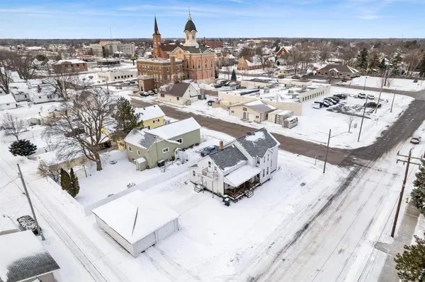 813 8TH ST, Menominee, MI 49858