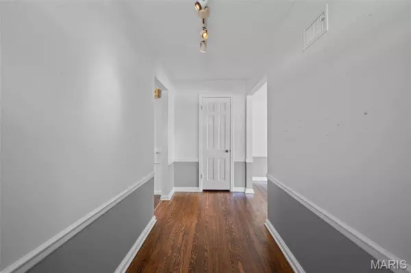 8312 Old Bonhomme RD, University City, MO 63132