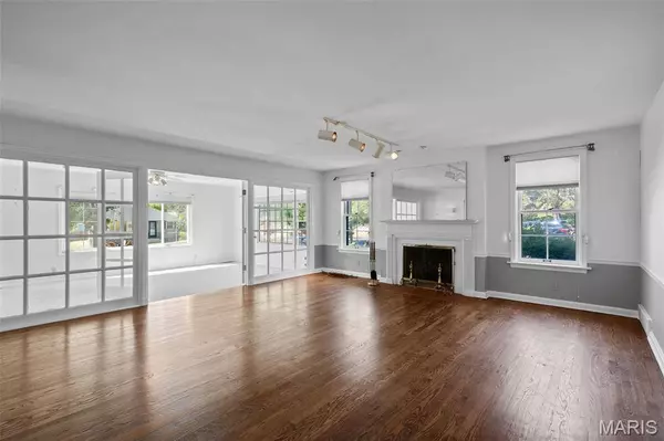 8312 Old Bonhomme RD, University City, MO 63132