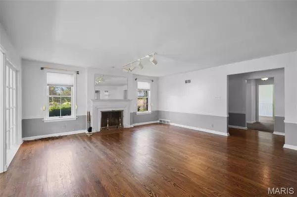 8312 Old Bonhomme RD, University City, MO 63132