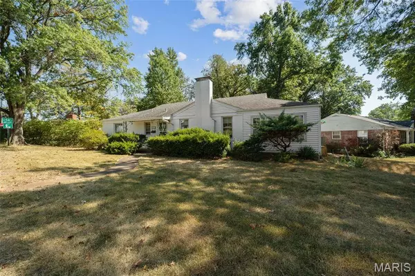 8312 Old Bonhomme RD, University City, MO 63132