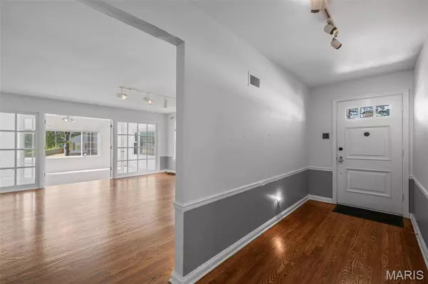 8312 Old Bonhomme RD, University City, MO 63132