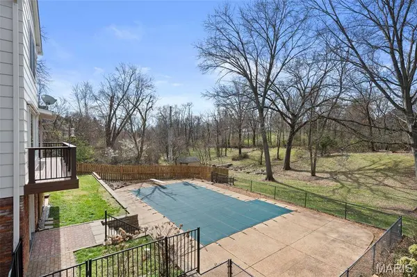 29 Summerhill LN, Town And Country, MO 63017