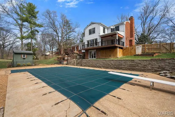 29 Summerhill LN, Town And Country, MO 63017