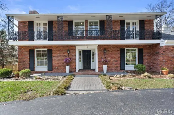 29 Summerhill LN, Town And Country, MO 63017