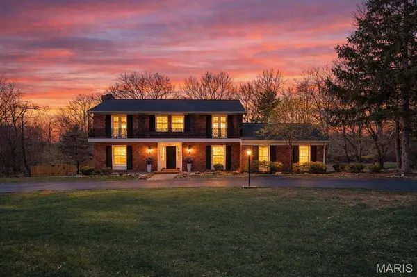 29 Summerhill LN, Town And Country, MO 63017