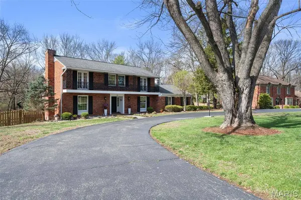 29 Summerhill LN, Town And Country, MO 63017