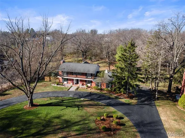 29 Summerhill LN, Town And Country, MO 63017