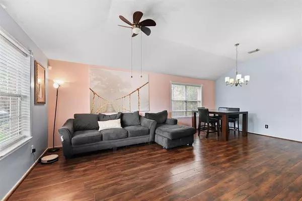 9815 Hallmark LN, Pearland, TX 77584