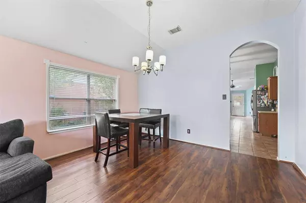 9815 Hallmark LN, Pearland, TX 77584