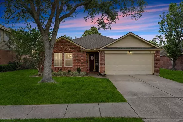9815 Hallmark LN, Pearland, TX 77584