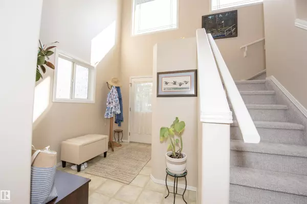 33 EASTCOTT DR, St. Albert, AB T8N 7B1