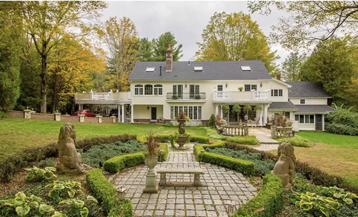 87 E Brimfield Holland, Brimfield, MA 01010-9653