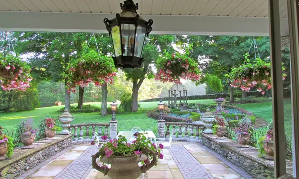 87 E Brimfield Holland, Brimfield, MA 01010-9653