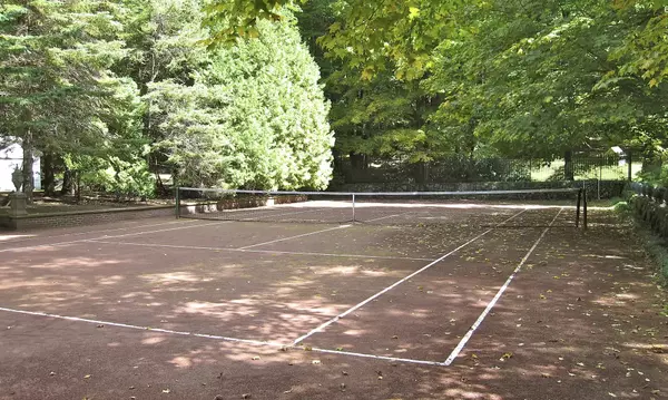 87 E Brimfield Holland, Brimfield, MA 01010-9653