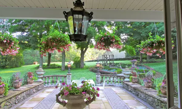 87 E Brimfield Holland, Brimfield, MA 01010-9653