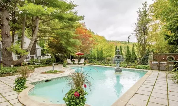 87 E Brimfield Holland, Brimfield, MA 01010-9653