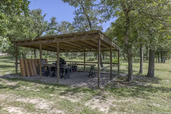 111 LONGHORN RD, Stockdale, TX 78160