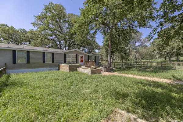 111 LONGHORN RD, Stockdale, TX 78160