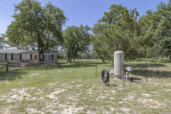 111 LONGHORN RD, Stockdale, TX 78160