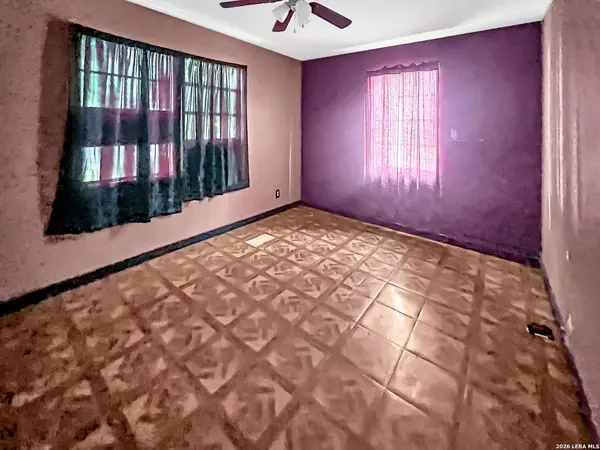 1008 Avenue T, Hondo, TX 78861