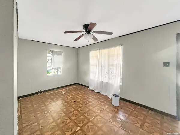 1008 Avenue T, Hondo, TX 78861
