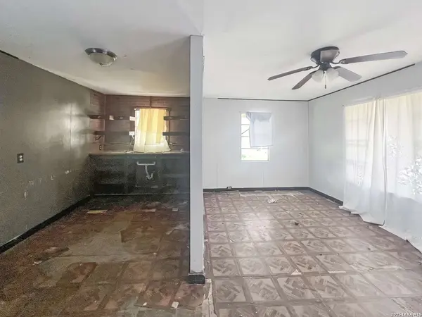 1008 Avenue T, Hondo, TX 78861