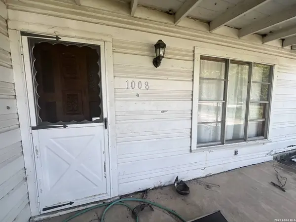 1008 Avenue T, Hondo, TX 78861