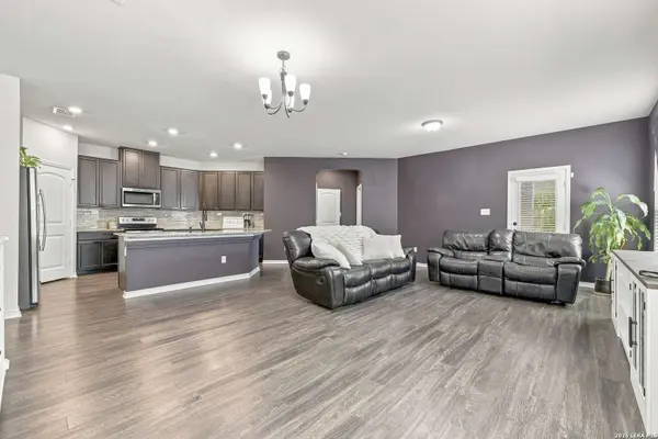 8242 Phantom Fld, San Antonio, TX 78253