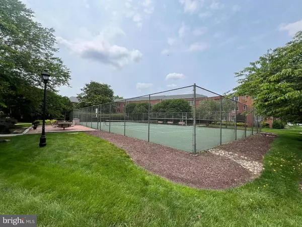 1704 W ABINGDON DR #302, Alexandria, VA 22314