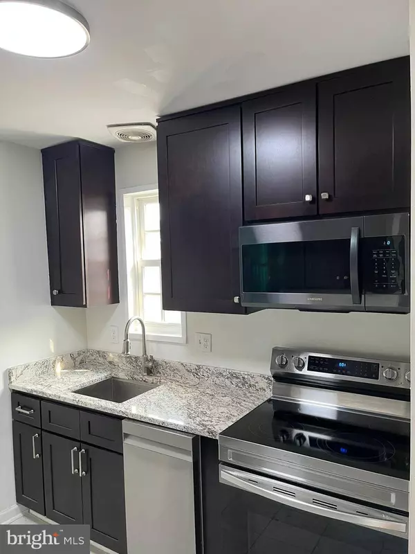 1704 W ABINGDON DR #302, Alexandria, VA 22314