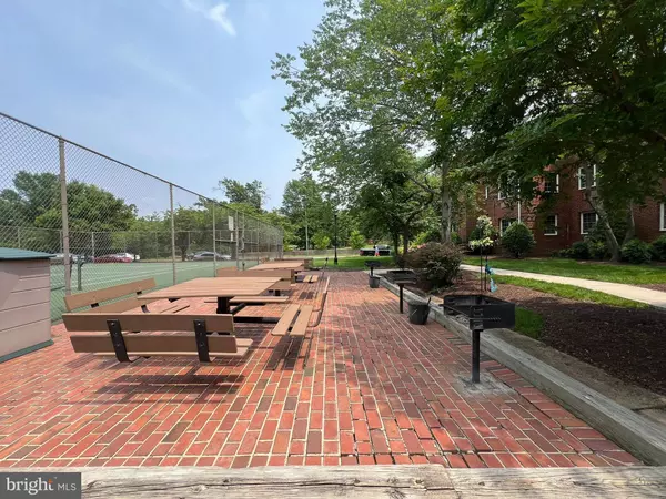 1704 W ABINGDON DR #302, Alexandria, VA 22314