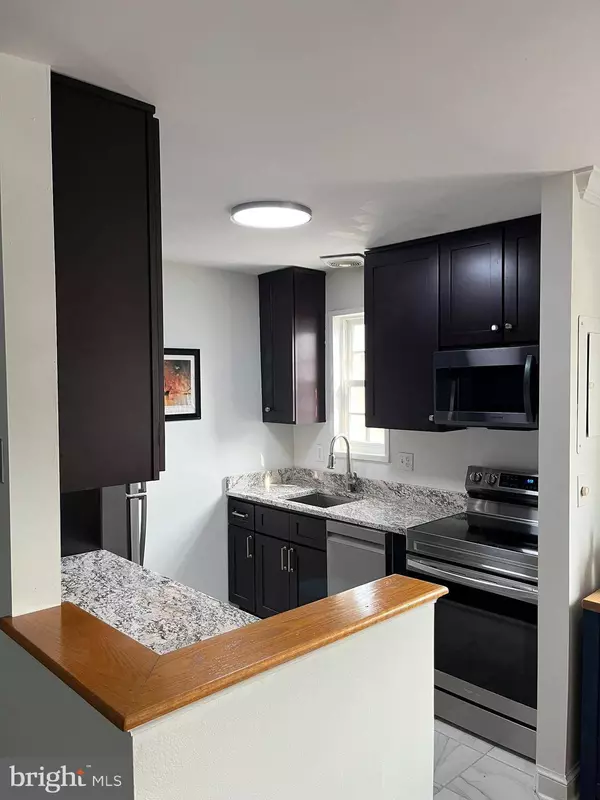 1704 W ABINGDON DR #302, Alexandria, VA 22314