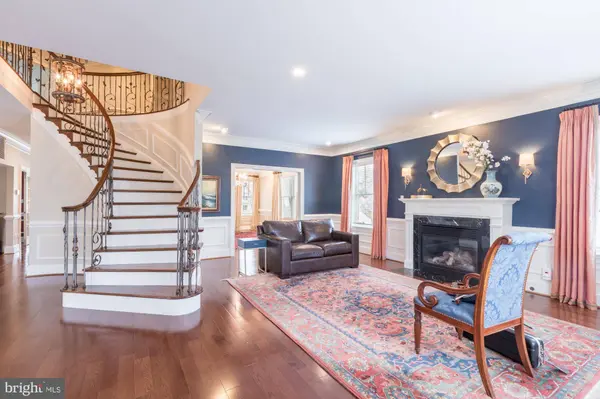 2138 PATRICK HENRY DR, Arlington, VA 22205