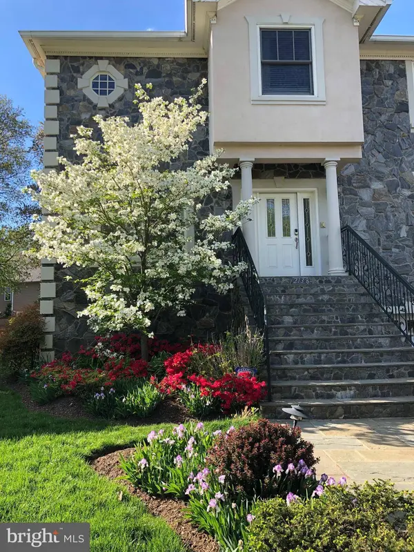 2138 PATRICK HENRY DR, Arlington, VA 22205