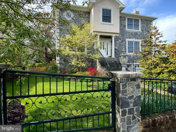 2138 PATRICK HENRY DR, Arlington, VA 22205