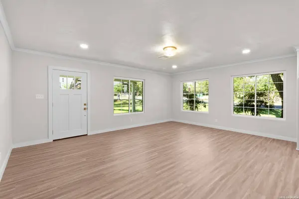 404 Oak Park Dr, Boerne, TX 78006