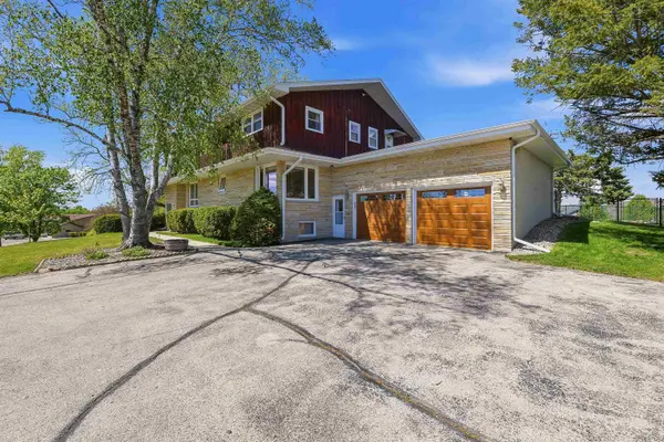 319 Hilllcrest Drive, Beaver Dam, WI 53916