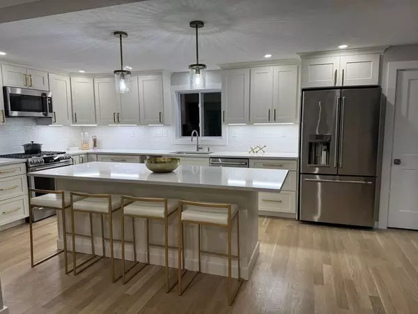 72 Devon Rd, Norwood, MA 02062