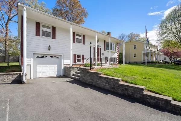 28 Arnold Rd, Norwood, MA 02062