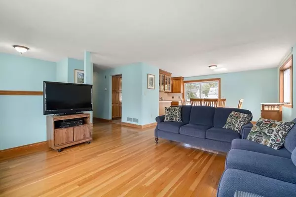 28 Arnold Rd, Norwood, MA 02062