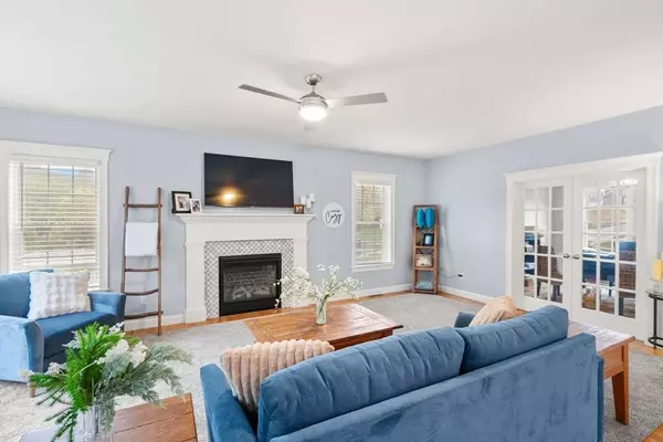 15 Day Lily Ln, Walpole, MA 02081