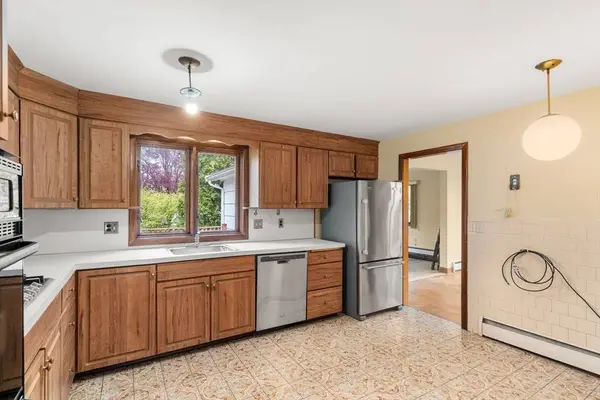 4 Greenwich Rd, Norwood, MA 02062
