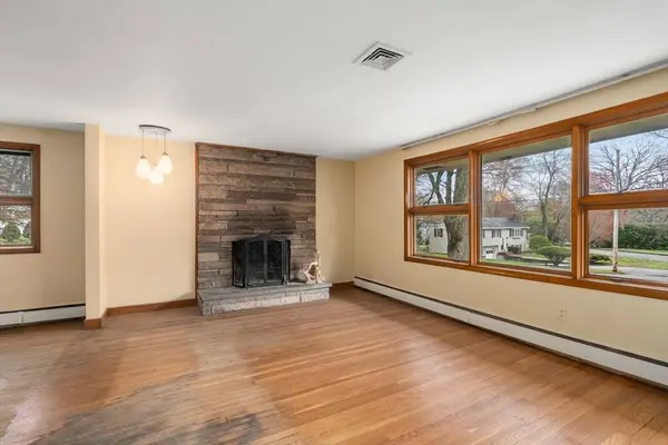 4 Greenwich Rd, Norwood, MA 02062